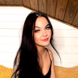 Cait Cross ☀️ photo