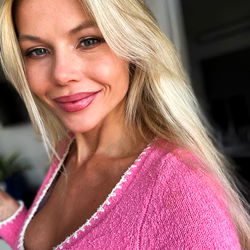 😈 Ashley Belle 😈 CUSTOMS VIDEO CALLS photo