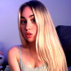 Julia 🍭 🤭 photo