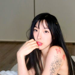 Elle Lee 🖤🪽 photo