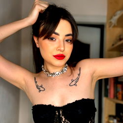 Red Lips Ari ❤💋 photo