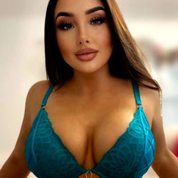 𝐀𝐛𝐛𝐲 🇬🇧❤️ Doing video calls 📲 photo