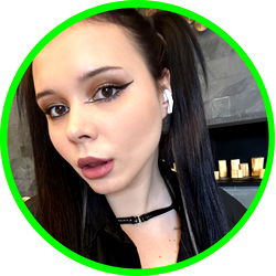 Alice Wood 🖤 🍬 photo