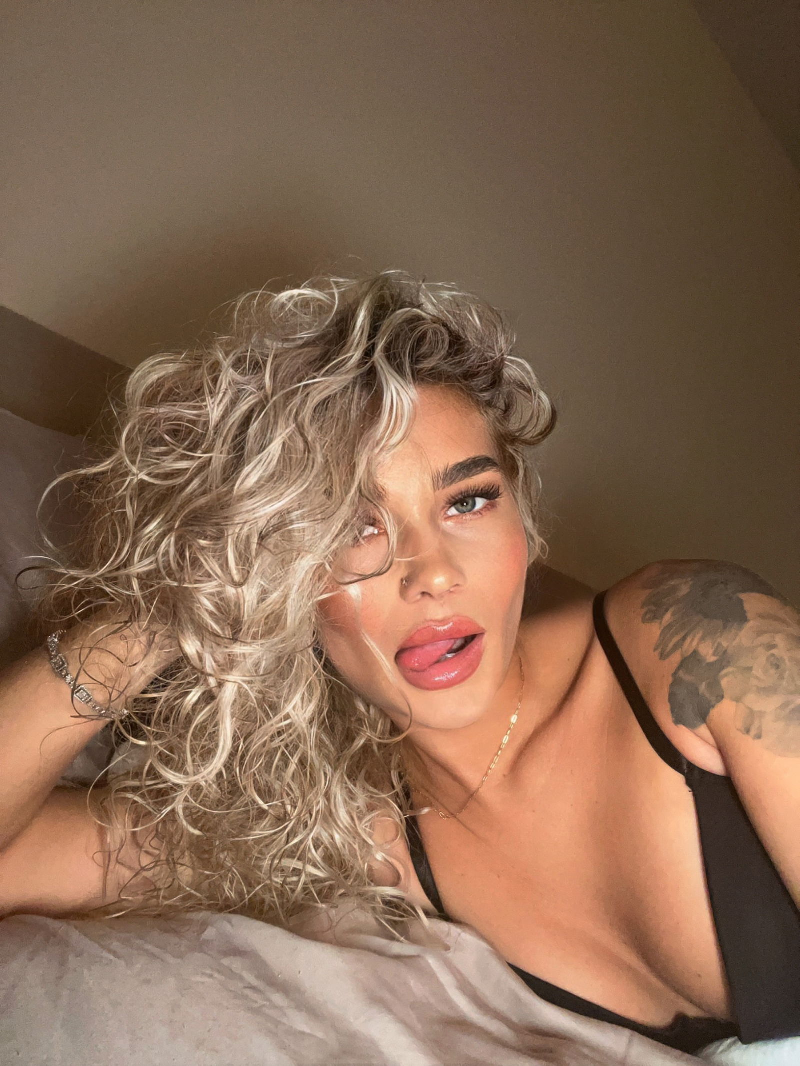 Hannn 🖤✨  (YOUR FAVORITE BABE) photo